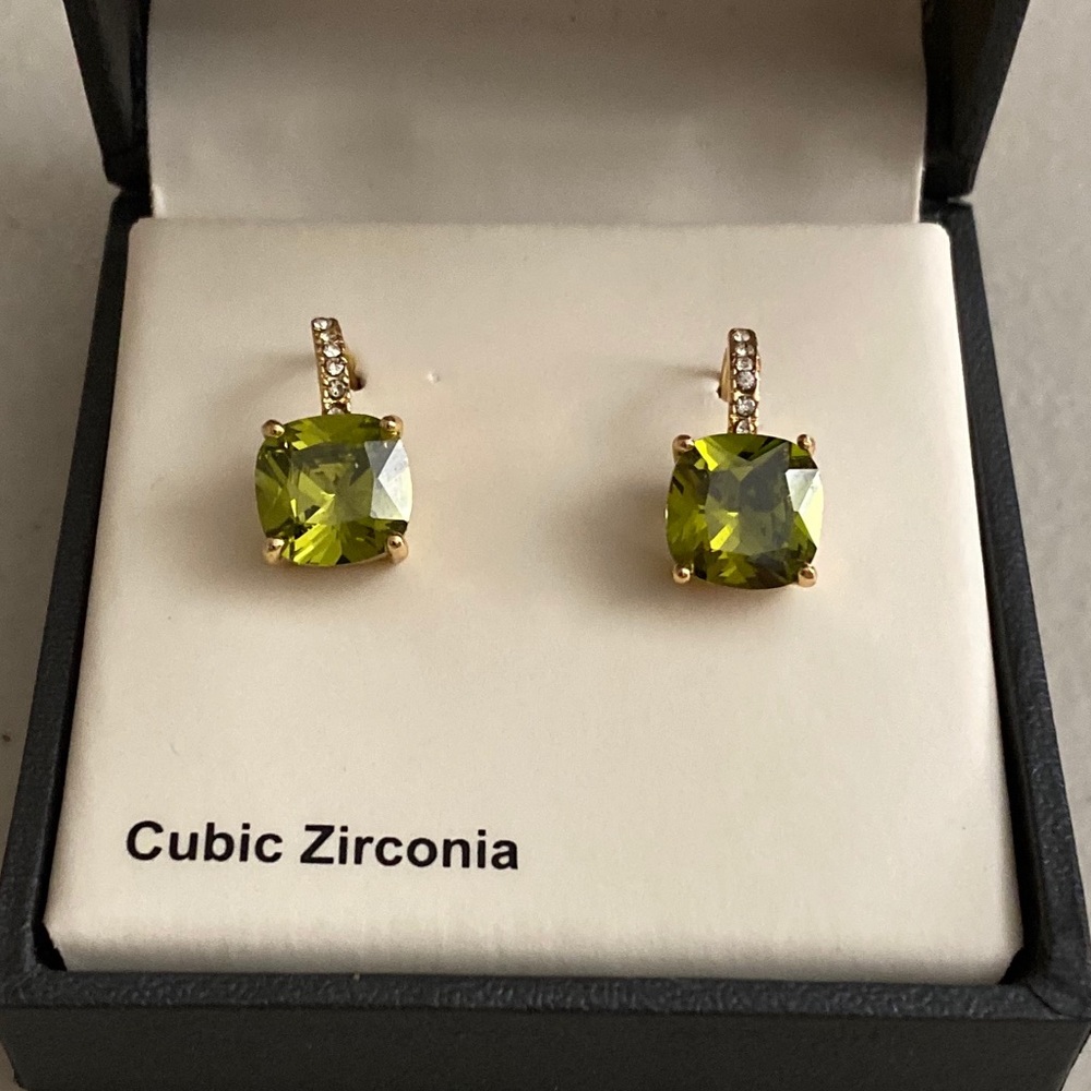 Green cubic zirconia